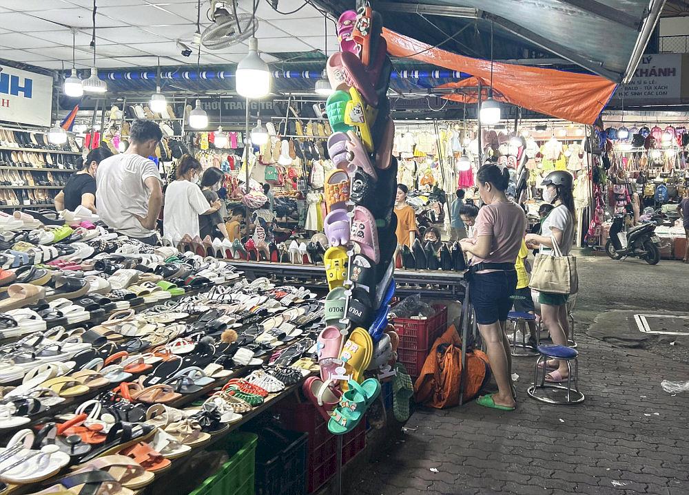 夜は市場の屋台と店が真に輝く時間でもあります